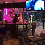 酒店 Devamli
